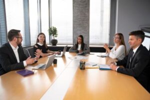 UGT denuncia en la Mesa Delegada del SEPE el déficit de plantilla, los fallos de ALMA y la falta de medios informáticos.