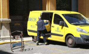 Trabajador de correos con furgoneta