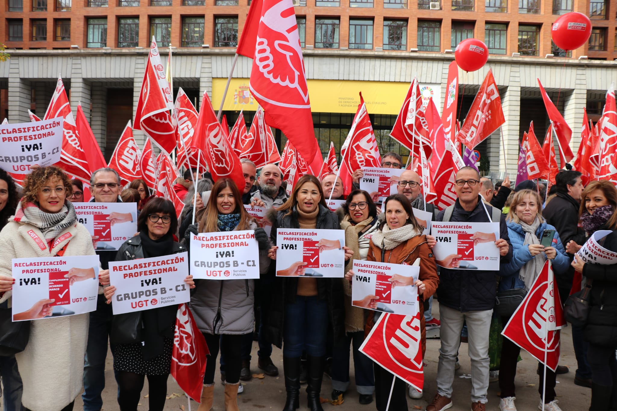 UGT y CCOO concentran a cientos de personas ante el Ministerio de Sanidad para exigir la inmediata reclasificación profesional del personal del SNS