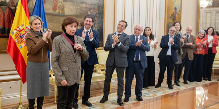 Lee más sobre el artículo Maribel Loranca recibe de manos de la ministra de Educación la Orden Civil de Alfonso X el Sabio
